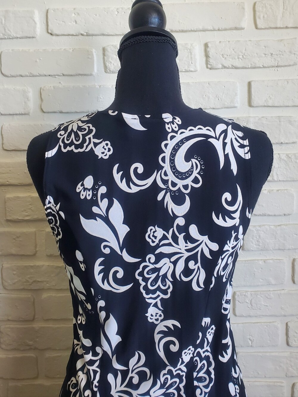 Joseph Ribkoff Floral Paisley Ring Buckle Dress Black White Flowy Ruffle Hem - Picture 6 of 15